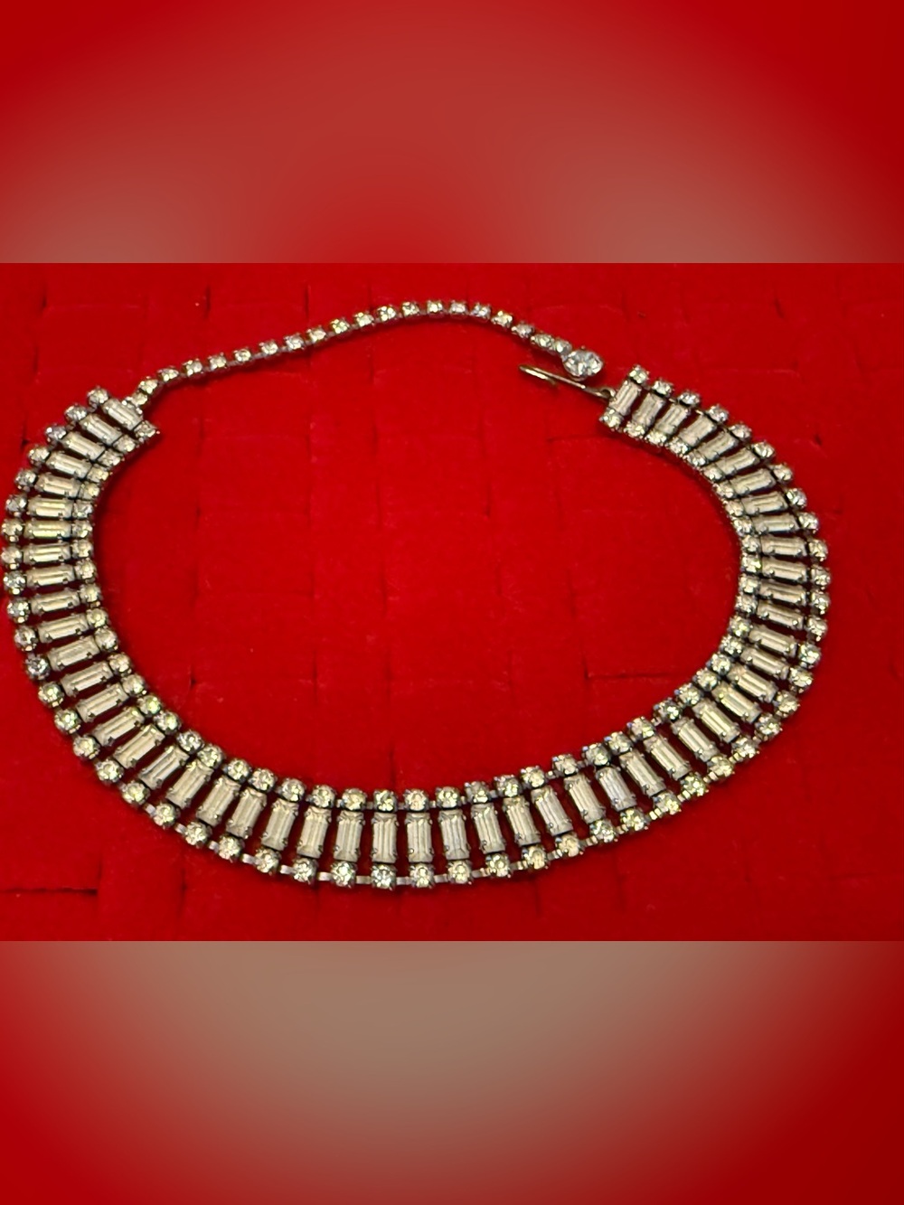 Vintage Classic Silver-Tone Rhinestone Collar Necklace - Elegant Sparkle